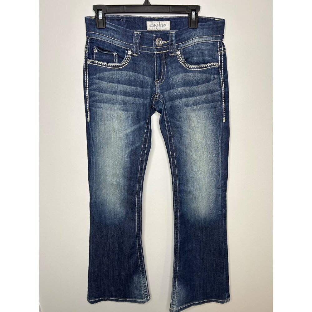 Day trip Aquarius Flare jeans Sz 27S Dark wash faded thighs, detailed pockets